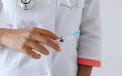 Injections d’acide hyaluronique ou de toxine botulique : Pourquoi Seuls les Médecins Doivent Tenir la Seringue